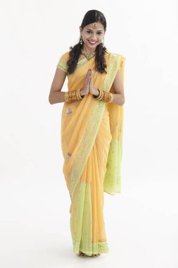 Tam uzunlukta tebrik bir Kızılderili kadın portresi