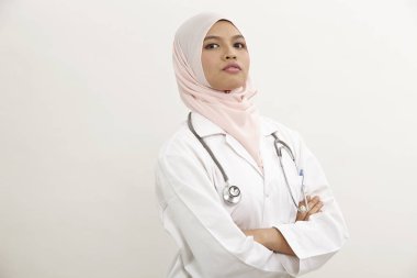Beyaz arka plan üzerinde Malay kadın doktor