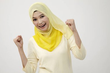 Stüdyo çekim genç kadının kolunu kaldırdı kutluyor 