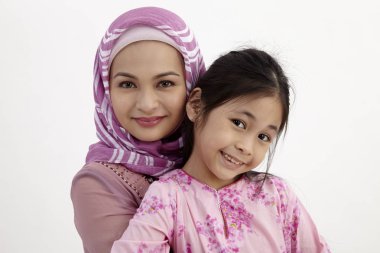   Anne ve kızı sarılma resmi