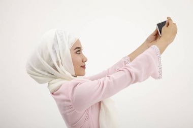 malay kadının selfie yapması yakın çekim