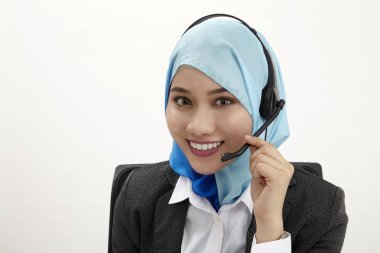 Beyaz arka plan üzerinde poz tudung giyen malay resepsiyonist 