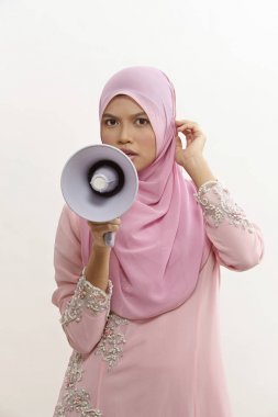 beyaz izole bir açıklama yapma bir megafon içine malay bilen bir kadın