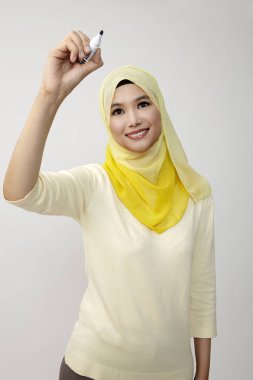 bir marker kalem tutan malay kadın 