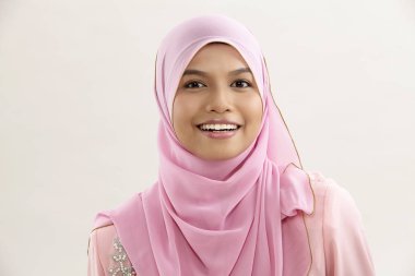 Malay tudung karşılıklı kamera oturan kadınla