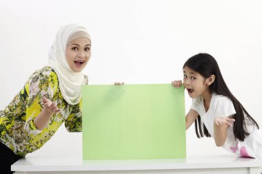 Anne ve kızı afişini holding