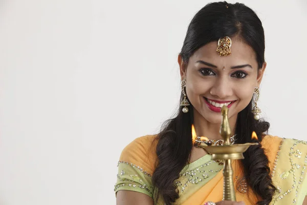 伝統的なサリーの美しい若いインド人女性ドレス ディワリ オイル ランプ光 白い背景で隔離を保持 — ストック写真