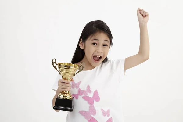 Malay Menina Segurando Troféu Ouro — Fotografia de Stock