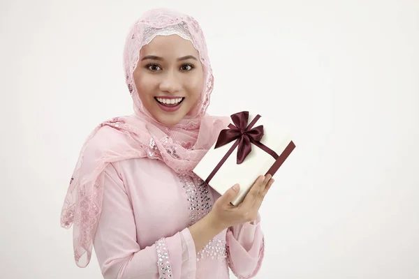 Mujer Malaya Con Tudung Sosteniendo Regalo —  Fotos de Stock