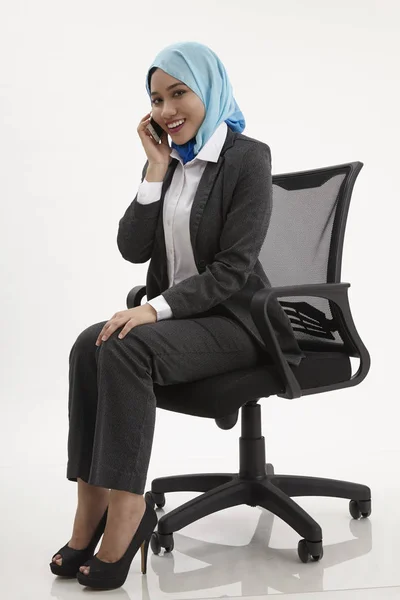 Μαλέι Γυναίκα Κάθεται Στην Καρέκλα Γραφείου Μιλάμε Χρησιμοποιώντας Κινητό Τηλέφωνο — Φωτογραφία Αρχείου