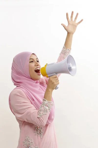 Mulher Malaia Falando Megafone Fazendo Anúncio Público Isolado Branco — Fotografia de Stock