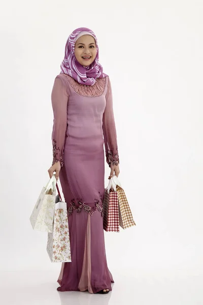 Mulher Malaia Com Sacos Compras Fundo Branco — Fotografia de Stock