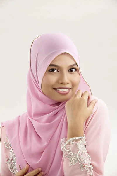 Malay Tudung Karşılıklı Kamera Oturan Kadınla — Stok fotoğraf