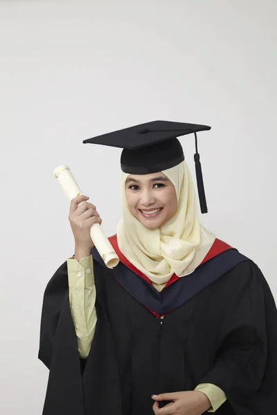 Gelukkig Jonge Vrouw Mortarboard Bezit Van Diploma Lachend Camera — Stockfoto