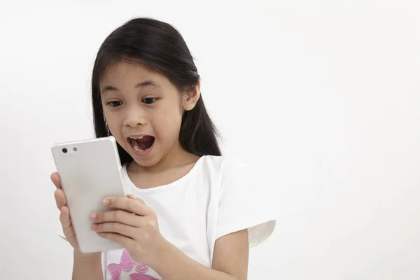 童年和技术 可爱的小女孩使用智能手机 隔离在白色 — 图库照片