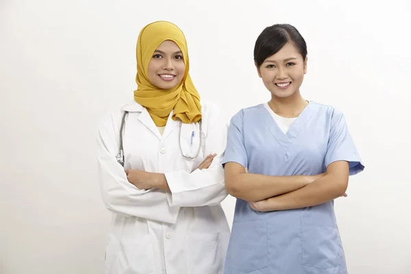 Asiático Enfermeira Médico Fundo Branco — Fotografia de Stock