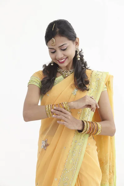 Portret Południe Indyjskie Kobiety Noszenia Biżuterii Sari — Zdjęcie stockowe