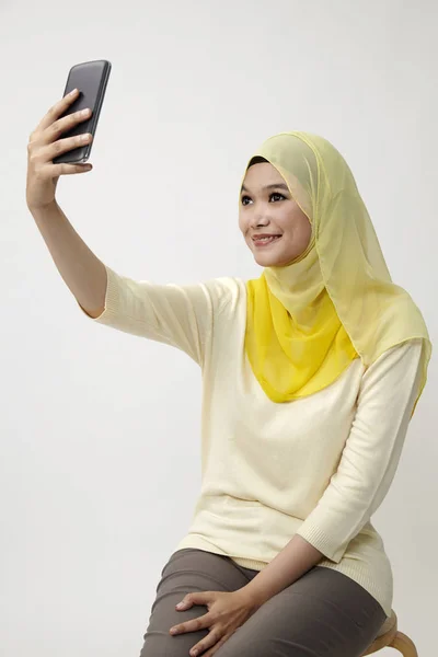 Γυναίκα Μαλαισιακά Εκμετάλλευση Χρησιμοποιώντας Έξυπνο Τηλέφωνο Αυτο Πορτρέτο — Φωτογραφία Αρχείου