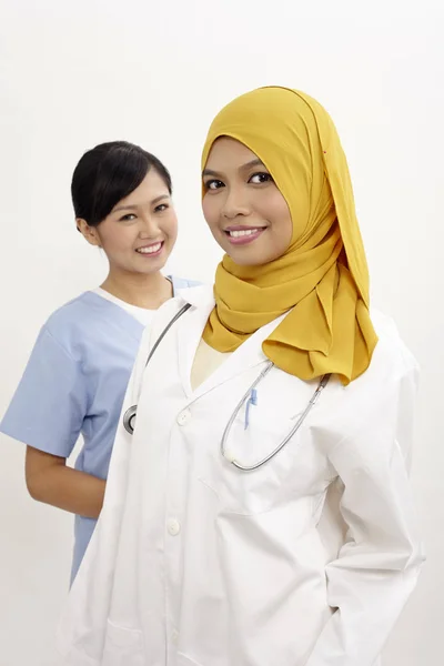 アジアの看護師と白い背景の上の医者 — ストック写真