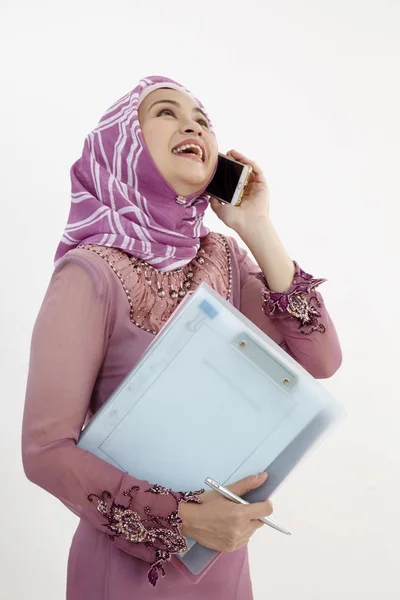 Малайская Женщина Разговаривает Смартфоном — стоковое фото