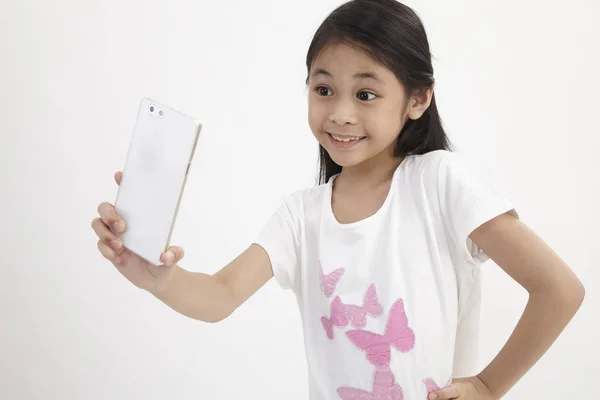 Infância Tecnologia Menina Bonito Usando Telefone Inteligente Isolado Branco — Fotografia de Stock