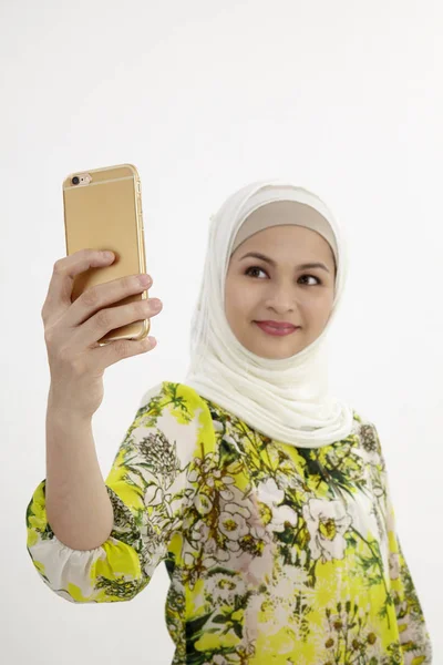 말레이어 Tudung 만들기 Selfie — 스톡 사진