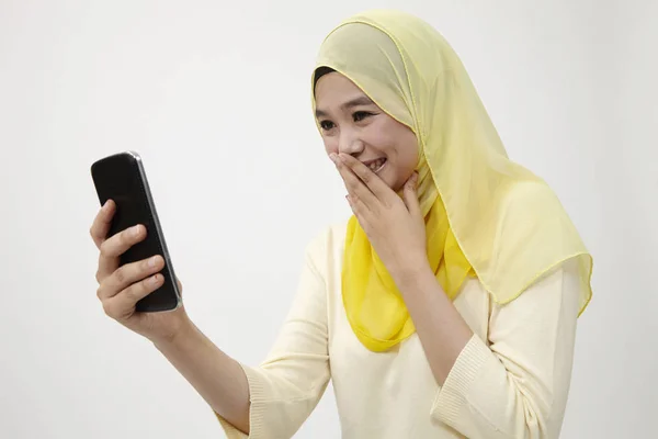 马来女子手持智能手机自拍 — 图库照片