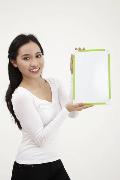 马来女子手持白板 — 图库照片