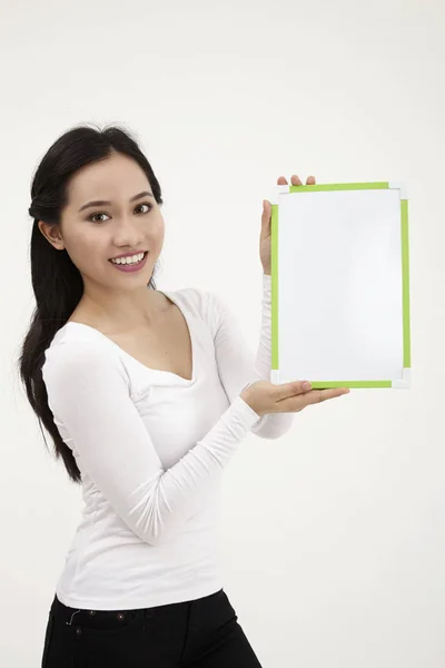 Mujer Malaya Sosteniendo Una Pizarra Blanca — Foto de Stock