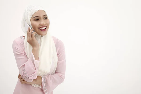 Malay Dengan Tudung Berbicara Ponsel — Stok Foto