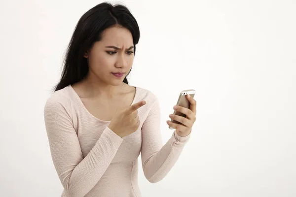 Malaysierin Hält Smartphone Mit Wütender Miene Der Hand — Stockfoto