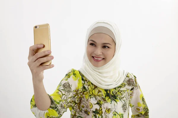 Malaio Mulher Vestindo Tudung Fazendo Selfie — Fotografia de Stock