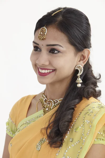 インドの美しい若い女性の暖かいフレンドリーな笑顔の顔の肖像画を間近します — ストック写真