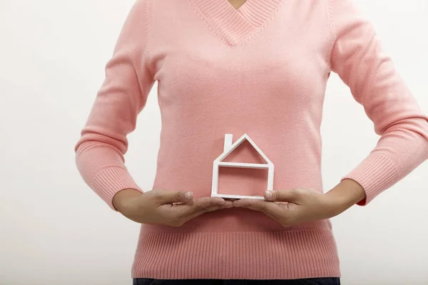 Buik Van Vrouw Met Een Model Huis — Stockfoto