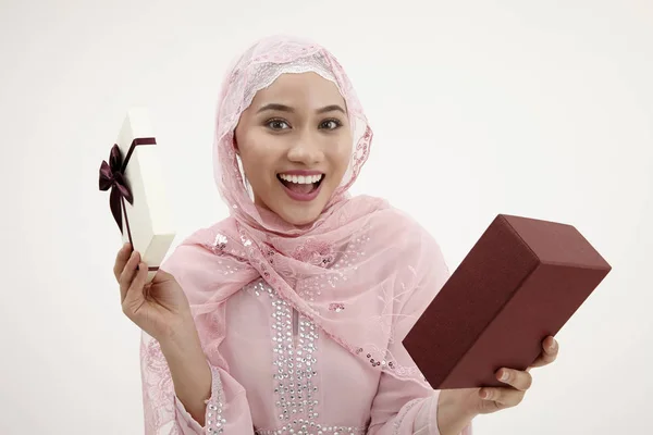 Femme Malaise Avec Tudung Tenant Cadeau — Photo