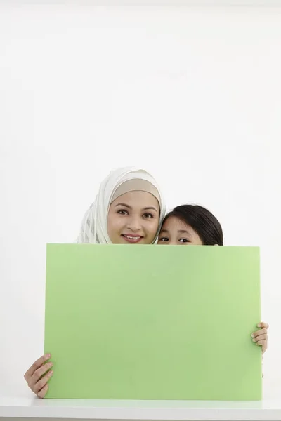 Mãe Filha Segurando Cartaz — Fotografia de Stock