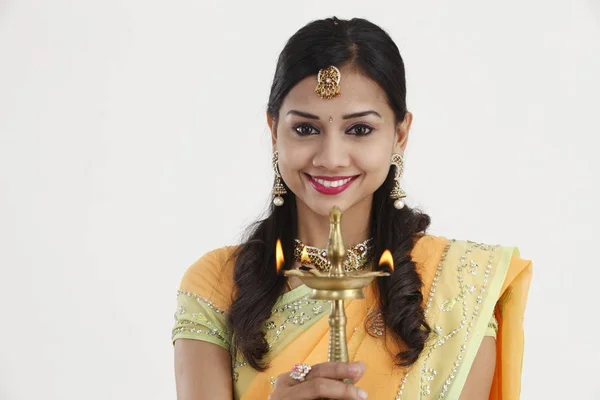 Hermosa Mujer India Joven Vestido Sari Tradicional Sosteniendo Una Lámpara —  Fotos de Stock
