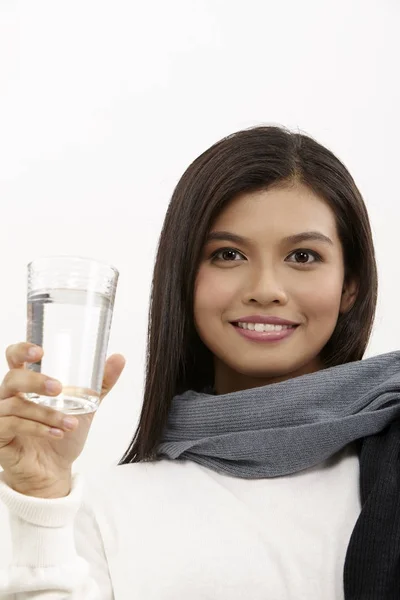 Malaiische Frau Hält Ein Glas Wasser Der Hand — Stockfoto