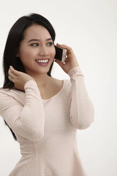 马来女人用手机说话 — 图库照片