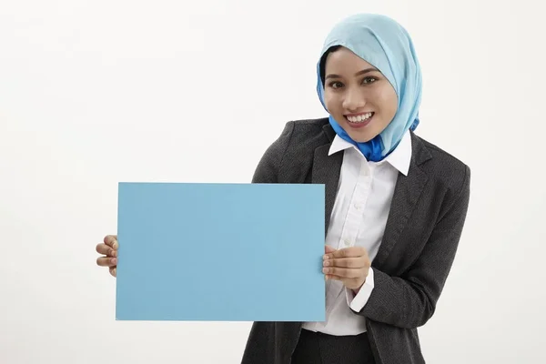 Malajiska Affärskvinna Med Tudung Håller Ett Plakat — Stockfoto
