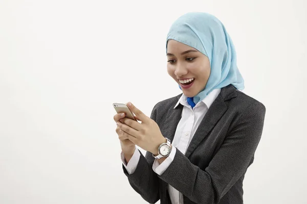 Malaiische Geschäftsfrau Liest Mit Handy — Stockfoto