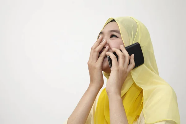 Mulher Malaia Falando Telefone — Fotografia de Stock