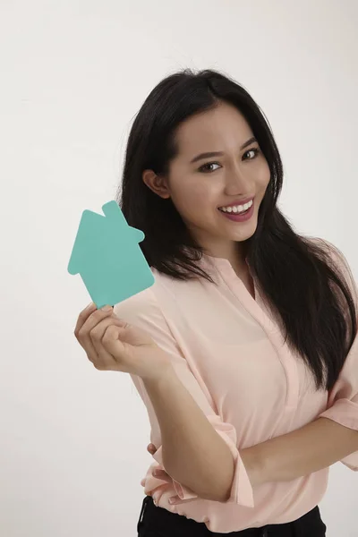 Mulher Malaia Segurando Uma Casa Forma Papelão — Fotografia de Stock