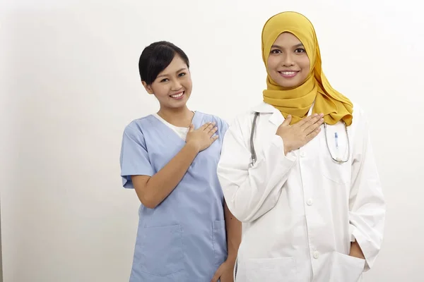 Asiatiska Sjuksköterska Och Läkare Med Välkommen Hand Logga Den Vita — Stockfoto