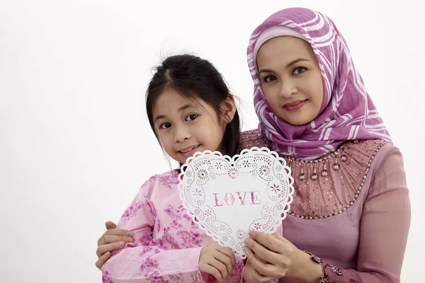 Mulher Malaia Com Com Filha Segurando Banner Forma Coração Juntos — Fotografia de Stock