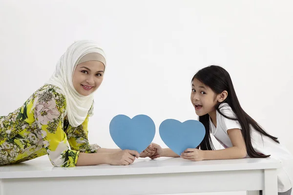 Mãe Filha Segurando Cartão Azul Forma Coração Branco — Fotografia de Stock