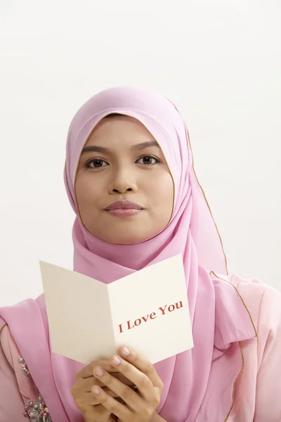 Malaiische Frau Mit Tudung Hält Ich Liebe Dich Grußkarte — Stockfoto