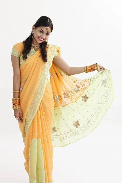 インドの女性が魅力的な伝統的な服のポーズに — ストック写真