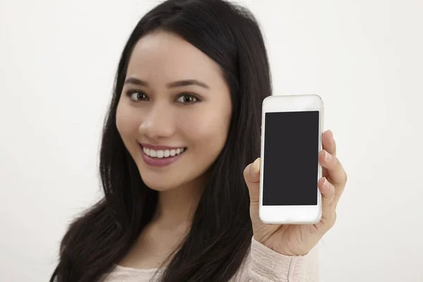 Mujer Malaya Muestran Una Dosis Blanco Teléfono Inteligente —  Fotos de Stock