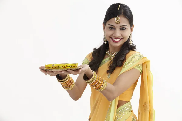 Mujer India Con Ropa Tradicional Glamorosa Sosteniendo Una Bandeja Diyas —  Fotos de Stock